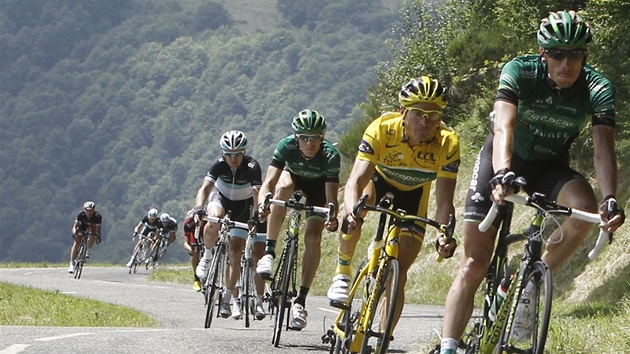 POZOR NA TOHO VE �LUTÉM! Thomas Voeckler nechce p�ijít o �lutý dres, a proto se
