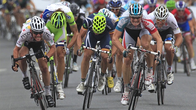 hromadný spurt v závru 10. etapy Tour de France