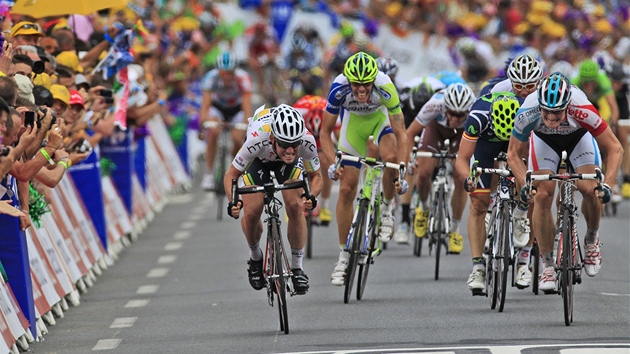 hromadný spurt v závru 10. etapy Tour de France