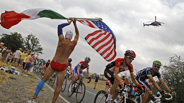 PODPORA. Fanouek hecuje peloton Tour de France v prbhu její desáté etapy.