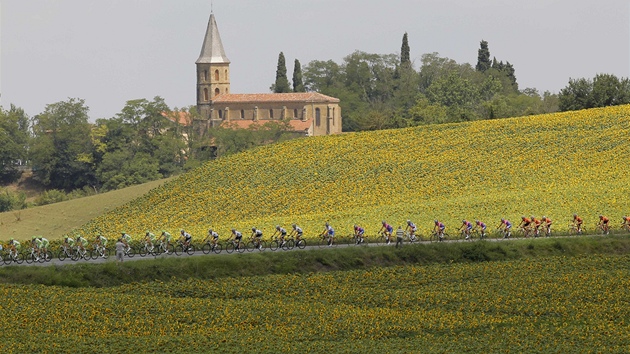 cyklistický peloton v prbhu 12. etapy Tour de France