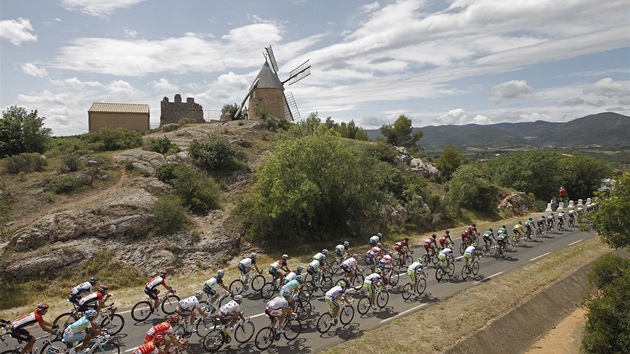 cyklistický peloton Tour de France v prbhu 15. etapy