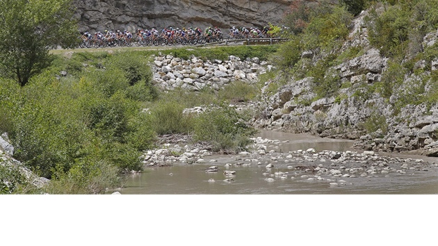 cyklistický peloton v prbhu 16. etapy Tour de France