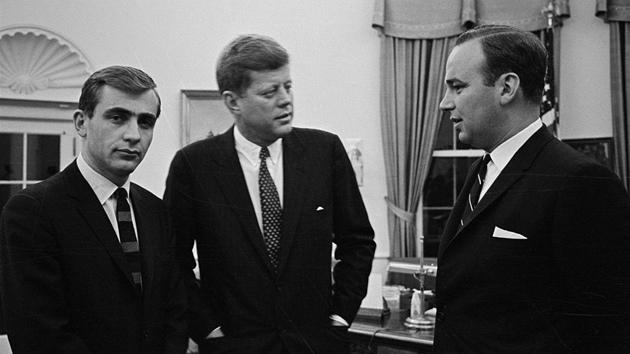 Rupert Murdoch (vpravo) s prezidentem Kennedym a novinářem Zellen Rabinem.