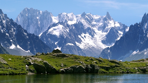Dlouhý a členitý hřeben Grandes Jorrases dodnes láká horolezce z celého světa.