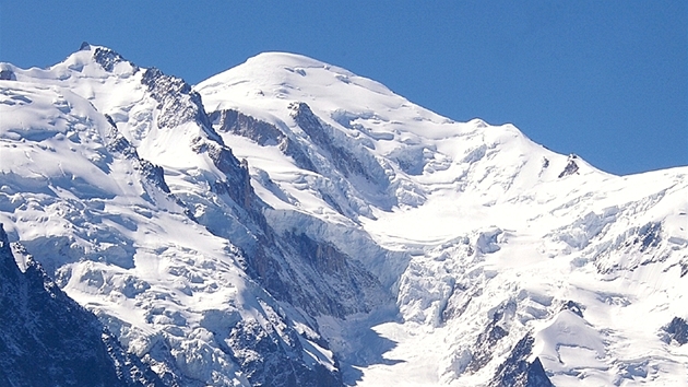 Mont Blanc je hora dvou tváí. Z francouzské strany je vrchol pokrytý vným
