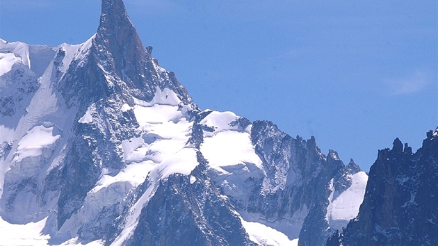 Dent du Geant ("Obrv zub") patí mezi nejvýraznjí vrcholy v masívu Mont