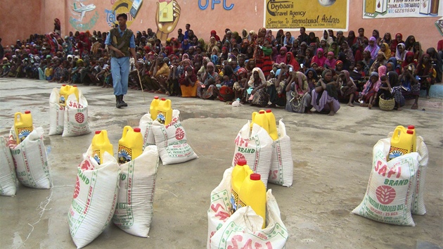 Somálci ekají v Mogadiu na pídl jídla od humanitární organizace Muslim Aid