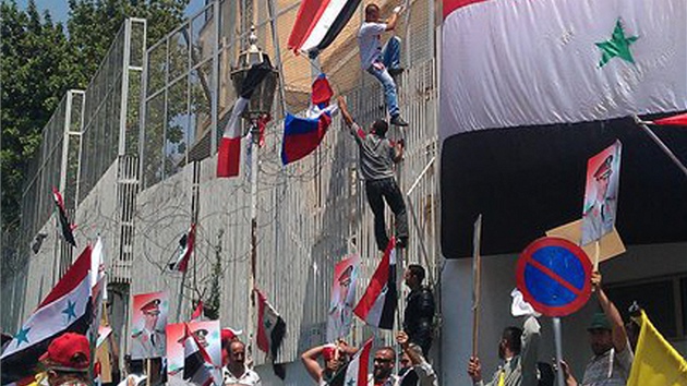 Davy vrných syrskému prezidentovi Asadovi se dobývají do americké ambasády v