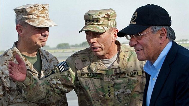 Generlov John Allen (vlevo), David Petraeus a ministr obrany USA Leon Panetta (9. ervence 2011)