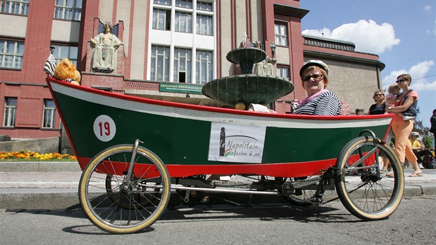 Závody roztodivných lapacích vozítek v centru Hradce Králové (16. ervence