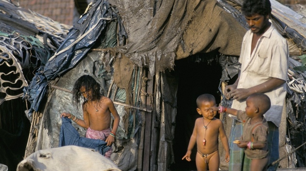 Slum v Kalkat�. Miliony Ind� �ijí v takové bíd�, �e by bez pomoci státu
