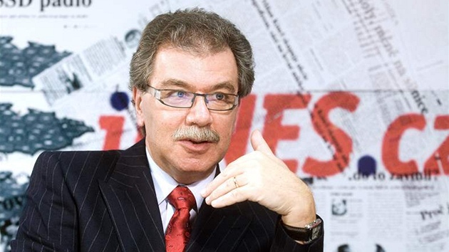 Hlavní hygienik Michael Vít p�i rozhovoru s Barborou Tachecí.