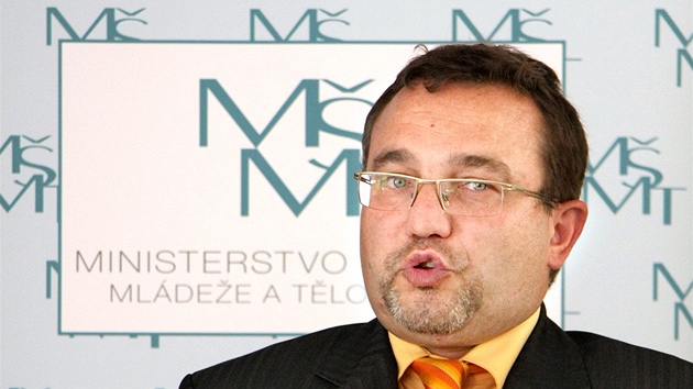 Ministr �kolství Josef Dobe� b�hem tiskové konference v Praze (11. �ervence