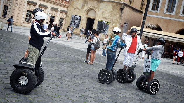 Turisté na vozítkách Segway na Staromstském námstí v Praze. (Ilustraní