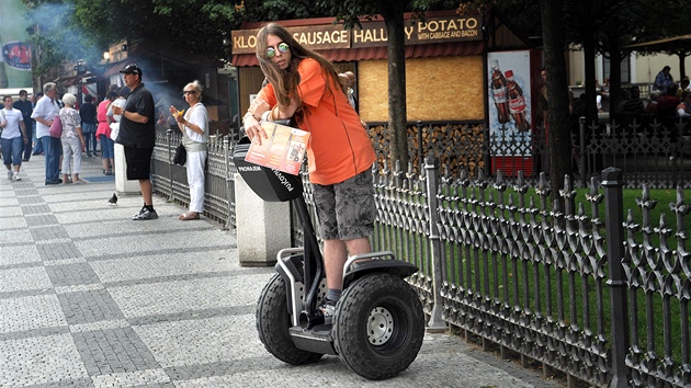 Turista na vozítku Segway na Staroměstském náměstí v Praze. (Ilustrační snímek)