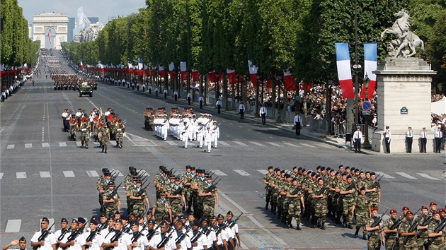 Vojáci francouzské armády pochodují po paíské Champs-Elysées. (14. ervence