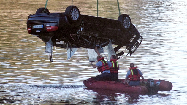 Automobil po nehod na Hlávkov most prorazil zábradlí a spadl do Vltavy. (17.