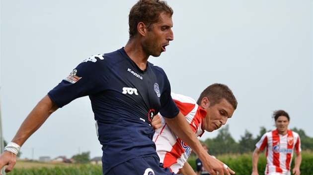 SLOVÁCKO V RAKOUSÍCH. Útoník Libor Doek svádí v Unterschützenu souboj s