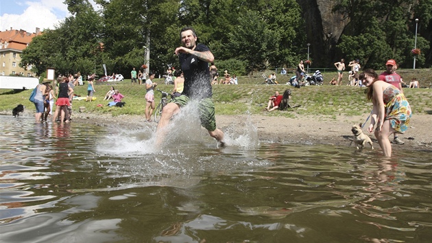 Big Jump v Dín pilákal asi osmdesát lidí. (10. ervence 2011)