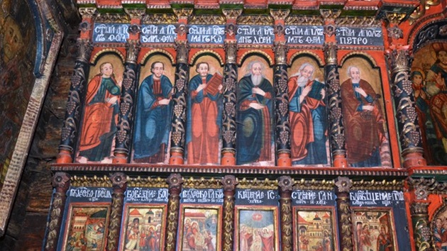 Výzdoba dřevěného kostelíku v Jiráskových sadech v Hradci Králové. 