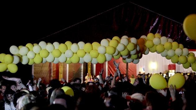 Balonkový had ped koncertem Grinderman - festival Colours of Ostrava (17.