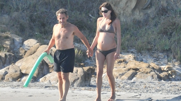Prezident Sarkozy si vzal na koupání vodní nudli