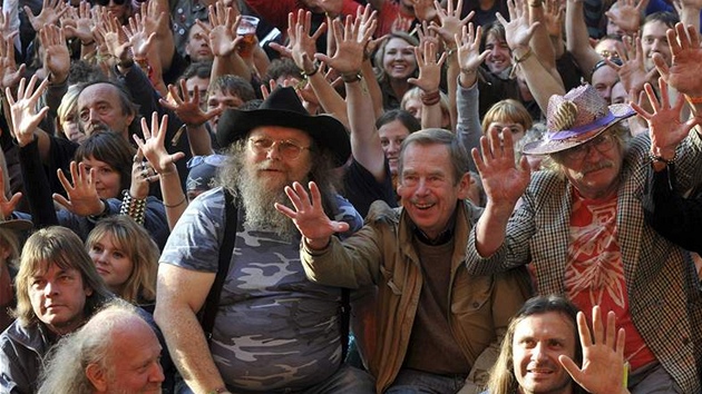 Trutnov 2008 - Vclav Havel a ptel pi pekonn rekordu v pozen nejvt skupinov fotografie v esku - Vclav Havel, vlevo od nj Frantiek "uas" Strek, vpravo Ivan Martin Jirous, pod nimi Martin Vchet