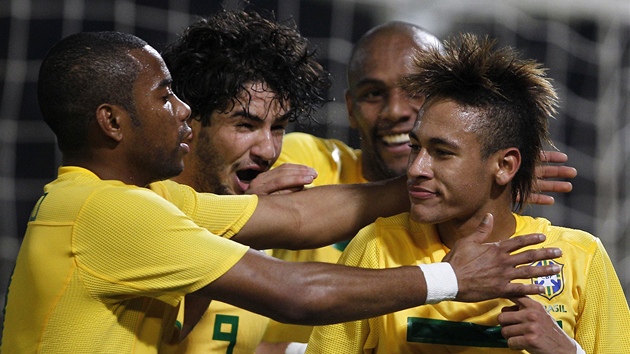 JSI PAÁK. Brazilec Neymar pijímá gratulace po vsteleném gólu. 