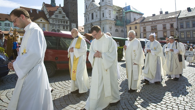 Zázraný obraz panny Marie Klatovské ukazuje fará arcidkanského kostela v Klatovech Antonín Bachan.