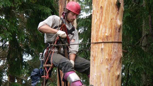 Pi odkorování strom na Smrin pomáhá i student Petr Elster z Daic. 