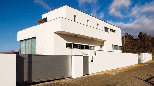 Rodinné bydlení v Troji I.  inspirované pracemi architekt Miese Van der Rohe