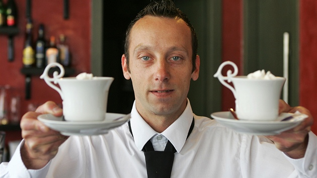 Barman Jií Kurfürst nese karlovarskou vídelní kávu hostm. 