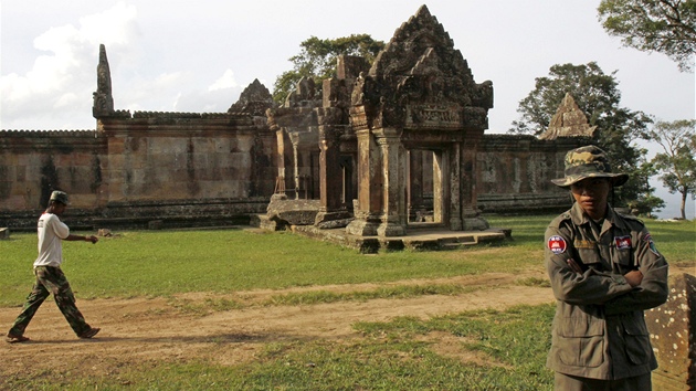 Kambodský policista hlídá chrám Preah Vihear 