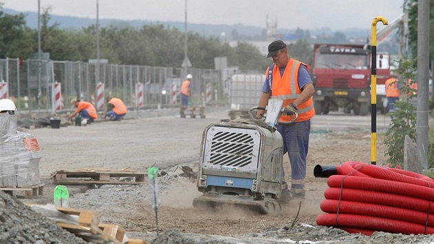 D�lníci staví kruhový objezd na k�i�ovatce u Olomouce.