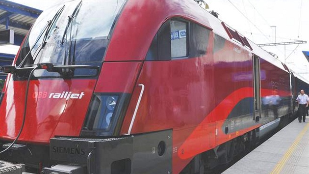 Rakouský rychlovlak Railjet na beclavském nádraí.