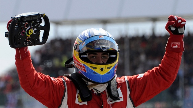 Fernando Alonso z Ferrari jako vítz Velké ceny Velké Británie.