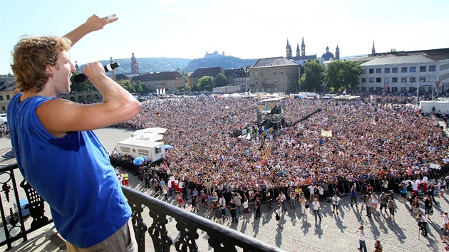 Dirk Nowitzki dovádí po návratu do Nmecka se svými fanouky.