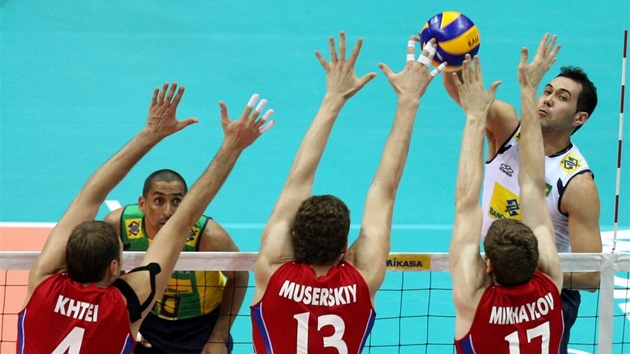 Brazilský volejbalista Bravo se pokouí pelstít ruský trojblok Taras Chtej,