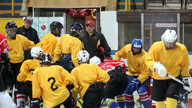 Petr Klíma radí mladým hokejistm bhem svého  kempu.