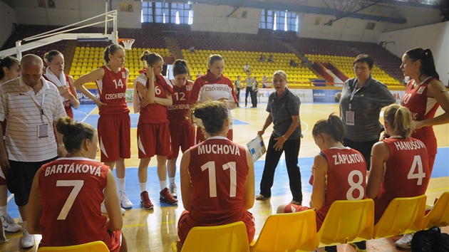 �eské juniorky naslouchají pokyn�m trenérky Marcely Krämerové (pátá zprava).