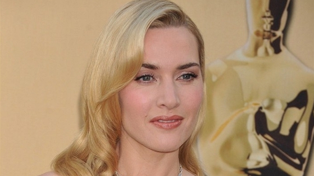 Typická Kate Winslet. Vysoká vlna, rovné vlasy u hlavy a konce navlnné. Kudrny