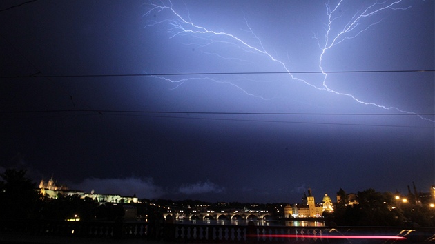 Blesky p�i no�ní bou�ce nad Prahou. (13. �ervence 2011)