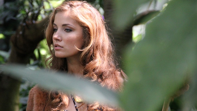 eská Miss Earth 2011 árka Cojocarová se pi focení promnila v Amazonku.