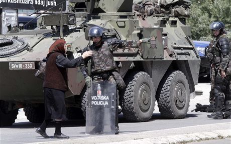 Slovintí písluníci sil NATO hlídkují v etnicky rozdlené Mitrovici. (28.