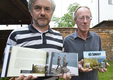 Editor Petr Mazný a autor Václav Vtýka (vpravo) pedstavují novou knihu Oi