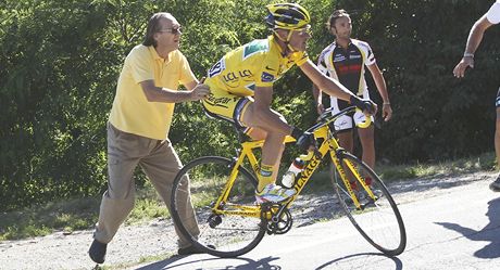 Fanouci pomáhají Thomasi Voecklerovi zpt na tra poté, co lídr Tour de France