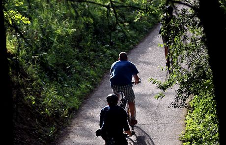 Cyklisté na úzké stezce u Brnnské pehrady nedaleko Sokoláku