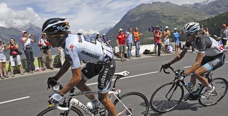 NEVZDÁM SE. Alberto Contador (vlevo) upaluje na vrchol Galibieru ped Andym