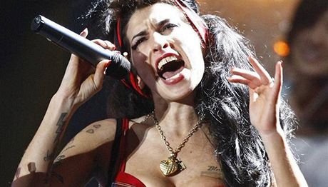 Amy Winehouse pi udílení cen Brit Awards 2008